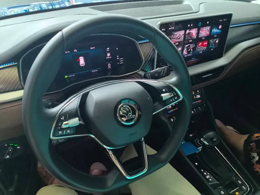 2022 Skoda Kodiak 2.0T 220HP L4 7DCT,autocango,china used car exporter,china ev exporter,chinese used car exporter,chinese used ev exporter