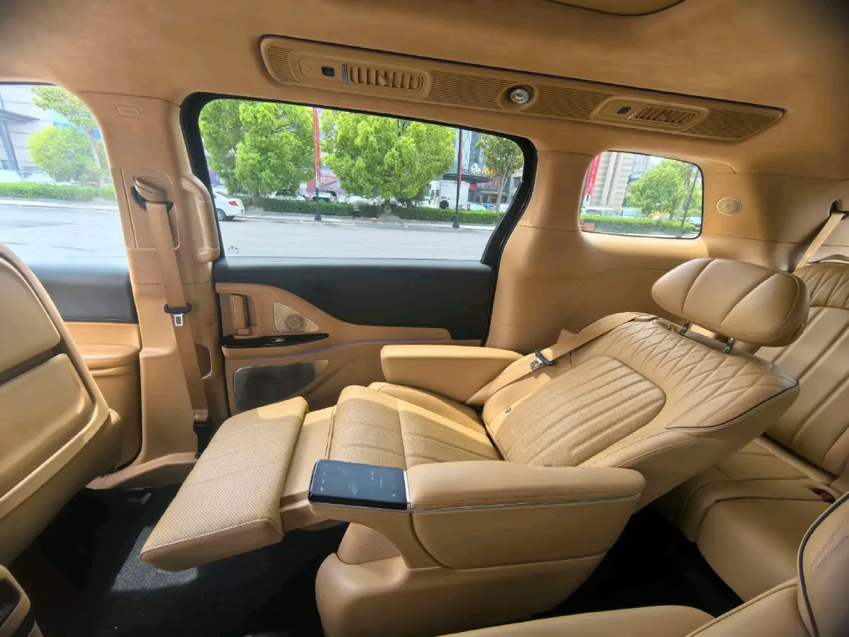 2025 Voyah Dream 1.5T 150HP L4 PHEV 41.7KWH,autocango,china used car exporter,china ev exporter,chinese used car exporter,chinese used ev exporter