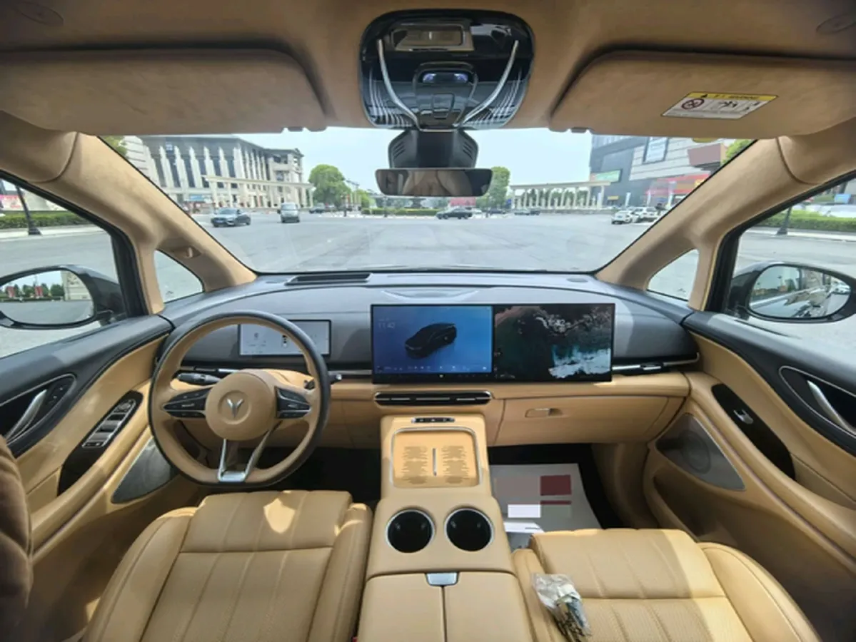 2025 Voyah Dream 1.5T 150HP L4 PHEV 41.7KWH,autocango,china used car exporter,china ev exporter,chinese used car exporter,chinese used ev exporter