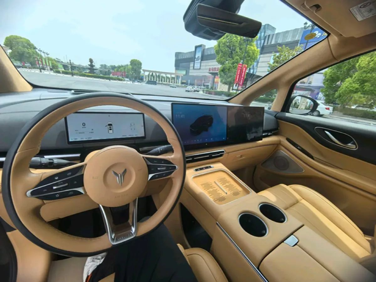 2025 Voyah Dream 1.5T 150HP L4 PHEV 41.7KWH,autocango,china used car exporter,china ev exporter,chinese used car exporter,chinese used ev exporter