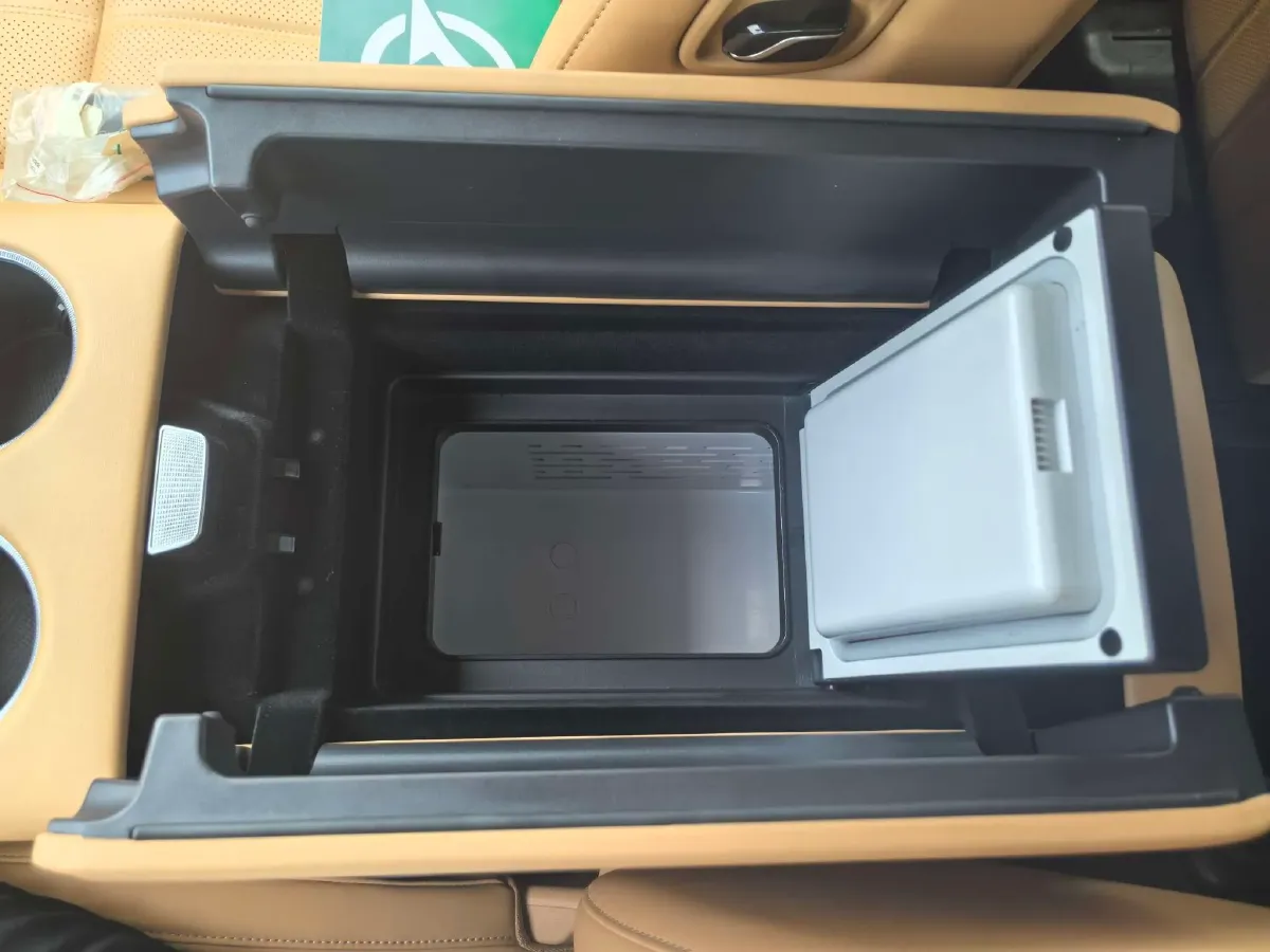 2025 Voyah Dream 1.5T 150HP L4 PHEV 41.7KWH,autocango,china used car exporter,china ev exporter,chinese used car exporter,chinese used ev exporter