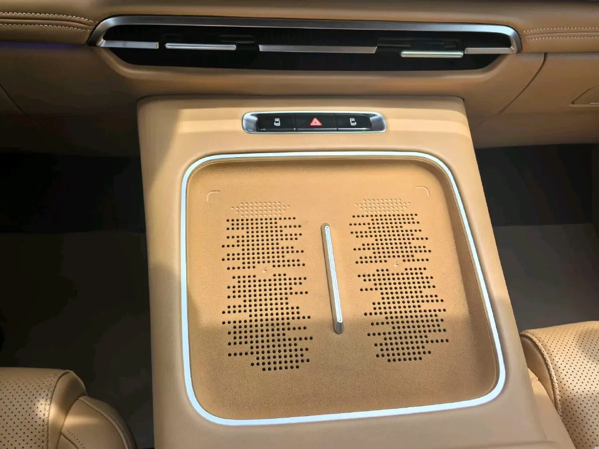 2025 Voyah Dream 1.5T 150HP L4 PHEV 41.7KWH,autocango,china used car exporter,china ev exporter,chinese used car exporter,chinese used ev exporter