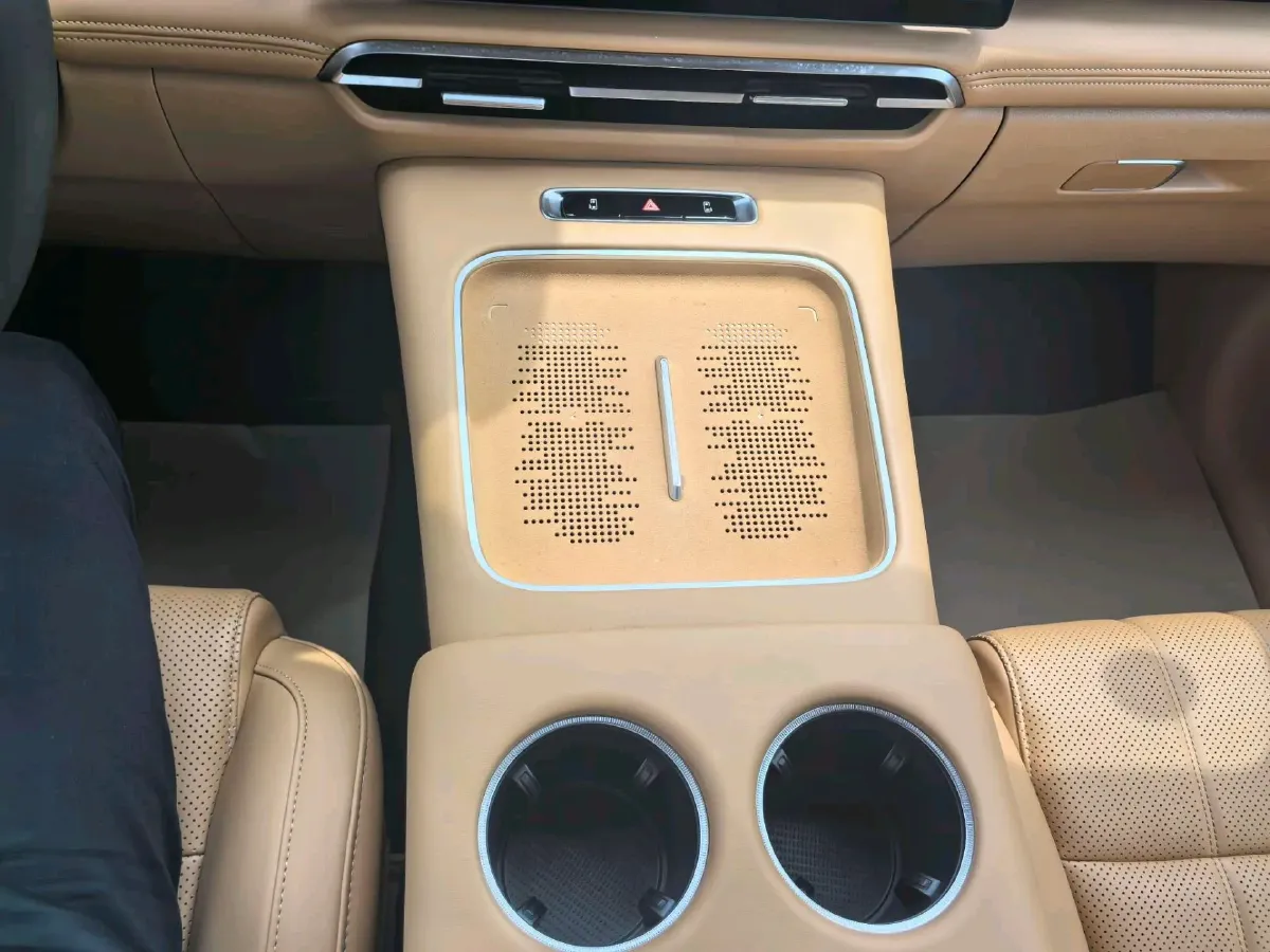2025 Voyah Dream 1.5T 150HP L4 PHEV 41.7KWH,autocango,china used car exporter,china ev exporter,chinese used car exporter,chinese used ev exporter