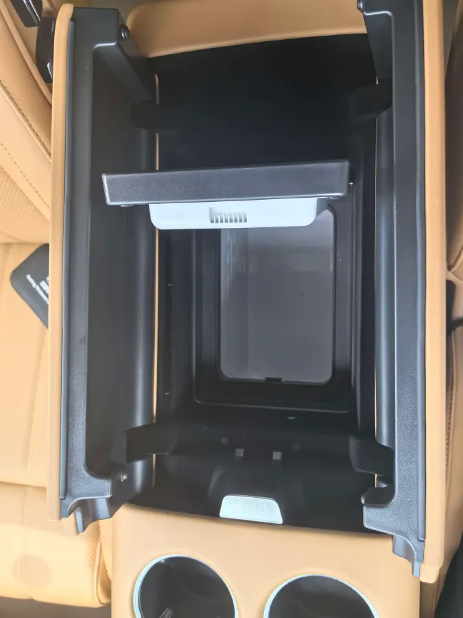 2025 Voyah Dream 1.5T 150HP L4 PHEV 41.7KWH,autocango,china used car exporter,china ev exporter,chinese used car exporter,chinese used ev exporter
