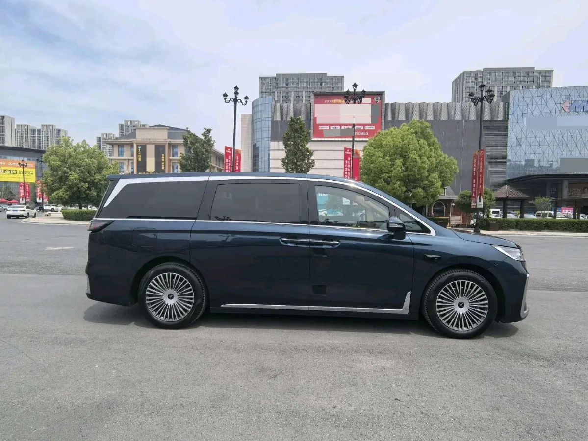 2025 Voyah Dream 1.5T 150HP L4 PHEV 41.7KWH,autocango,china used car exporter,china ev exporter,chinese used car exporter,chinese used ev exporter