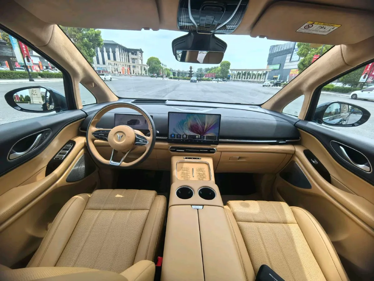 2025 Voyah Dream 1.5T 150HP L4 PHEV 41.7KWH,autocango,china used car exporter,china ev exporter,chinese used car exporter,chinese used ev exporter