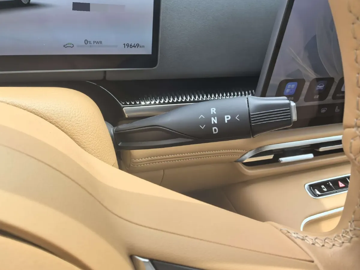 2025 Voyah Dream 1.5T 150HP L4 PHEV 41.7KWH,autocango,china used car exporter,china ev exporter,chinese used car exporter,chinese used ev exporter