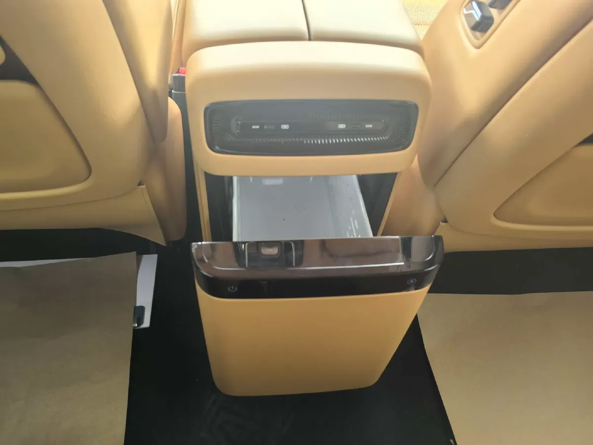 2025 Voyah Dream 1.5T 150HP L4 PHEV 41.7KWH,autocango,china used car exporter,china ev exporter,chinese used car exporter,chinese used ev exporter