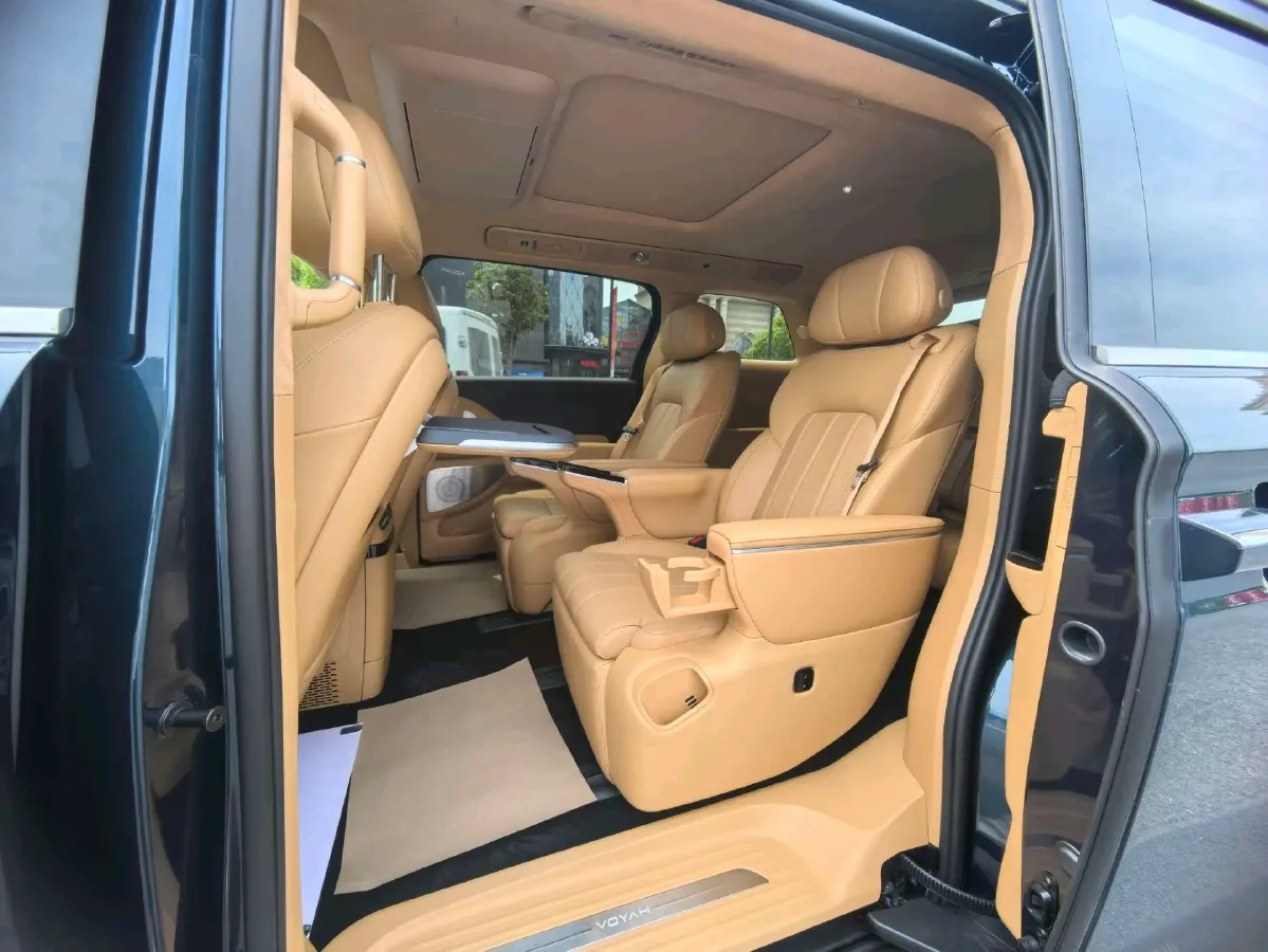2025 Voyah Dream 1.5T 150HP L4 PHEV 41.7KWH,autocango,china used car exporter,china ev exporter,chinese used car exporter,chinese used ev exporter