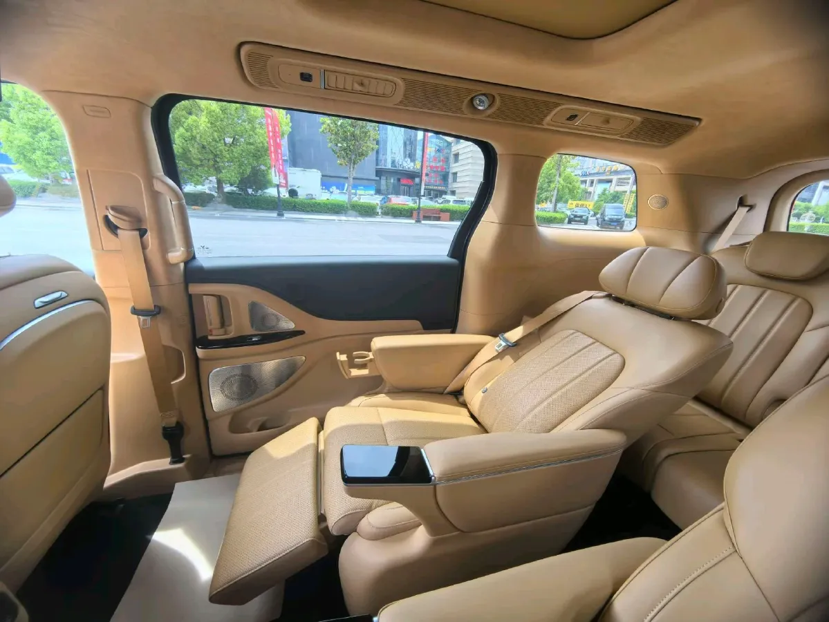 2025 Voyah Dream 1.5T 150HP L4 PHEV 41.7KWH,autocango,china used car exporter,china ev exporter,chinese used car exporter,chinese used ev exporter