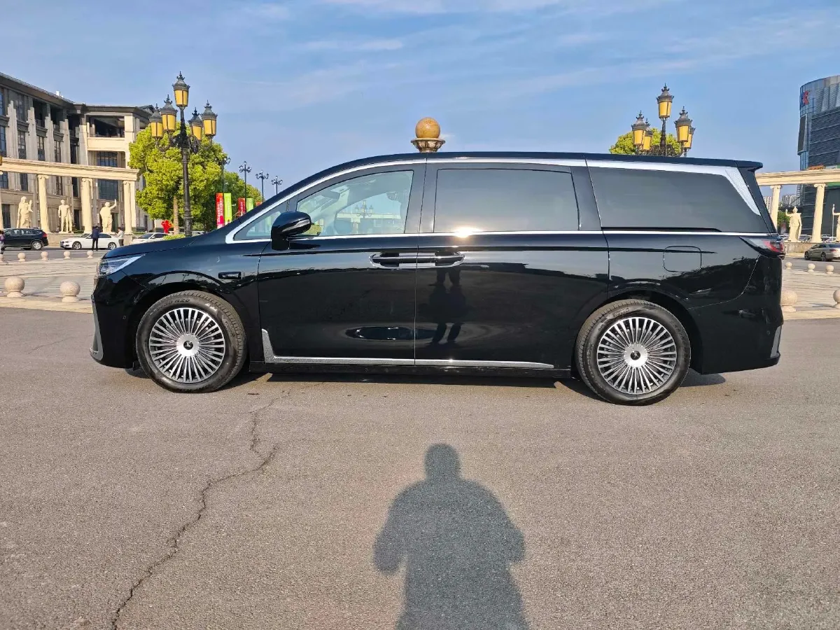 2025 Voyah Dream 1.5T 150HP L4 PHEV 41.7KWH,autocango,china used car exporter,china ev exporter,chinese used car exporter,chinese used ev exporter