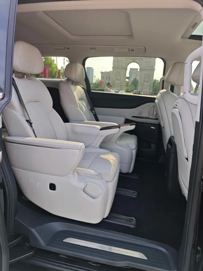2025 Voyah Dream 1.5T 150HP L4 PHEV 41.7KWH,autocango,china used car exporter,china ev exporter,chinese used car exporter,chinese used ev exporter