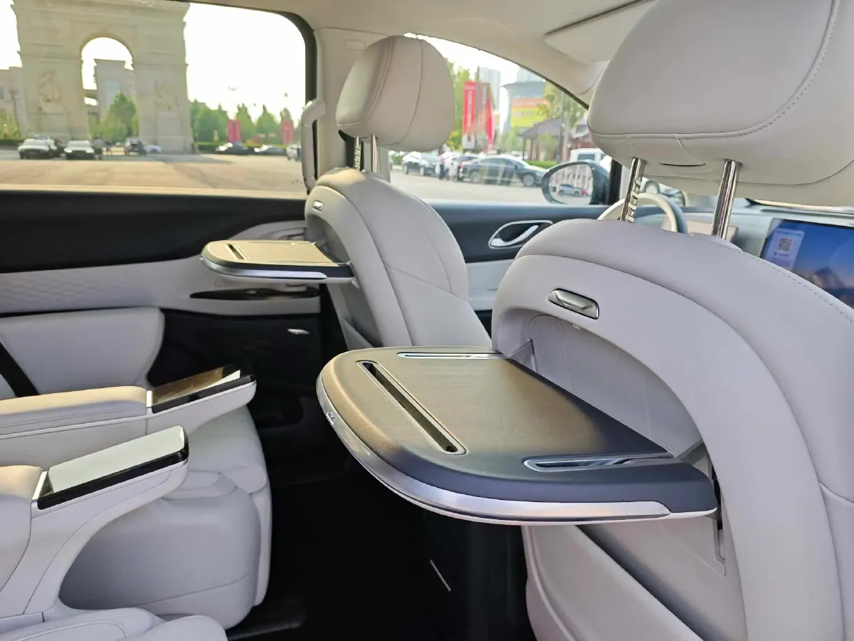 2025 Voyah Dream 1.5T 150HP L4 PHEV 41.7KWH,autocango,china used car exporter,china ev exporter,chinese used car exporter,chinese used ev exporter