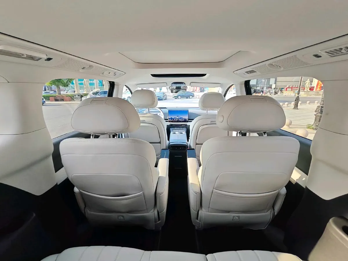 2025 Voyah Dream 1.5T 150HP L4 PHEV 41.7KWH,autocango,china used car exporter,china ev exporter,chinese used car exporter,chinese used ev exporter
