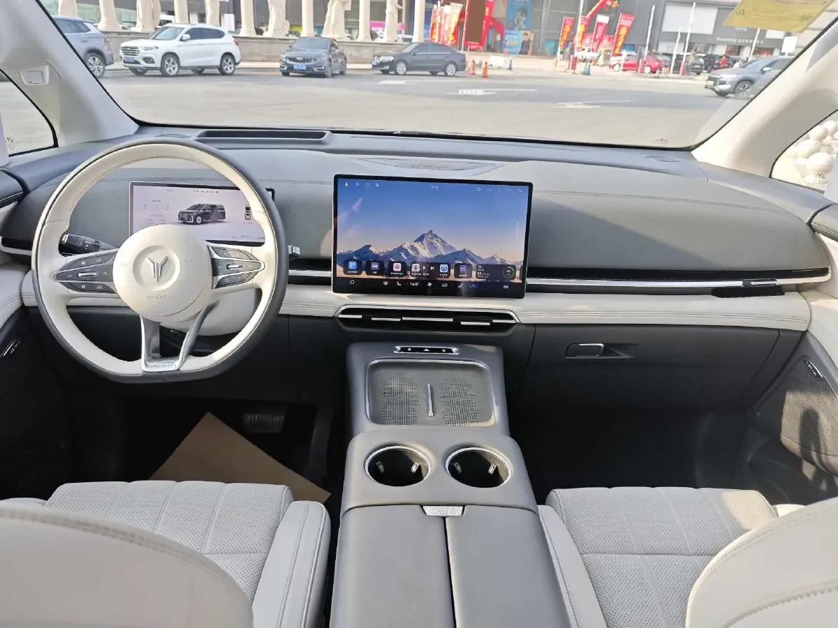 2025 Voyah Dream 1.5T 150HP L4 PHEV 41.7KWH,autocango,china used car exporter,china ev exporter,chinese used car exporter,chinese used ev exporter