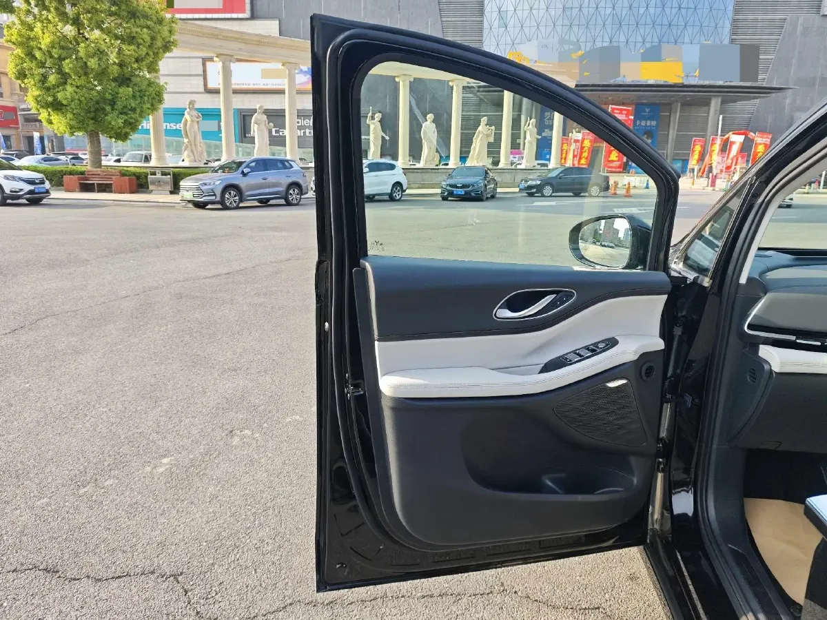 2025 Voyah Dream 1.5T 150HP L4 PHEV 41.7KWH,autocango,china used car exporter,china ev exporter,chinese used car exporter,chinese used ev exporter