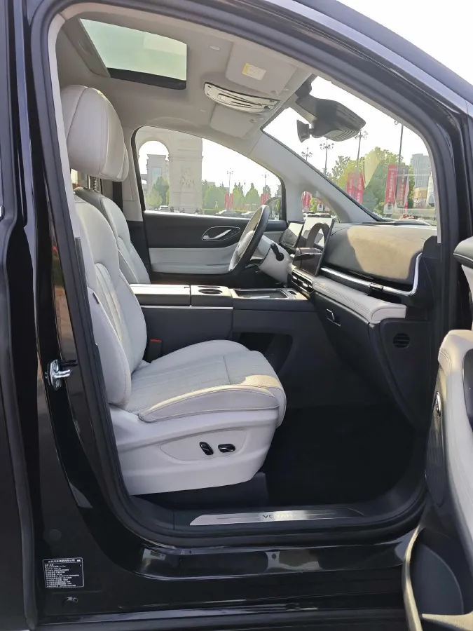 2025 Voyah Dream 1.5T 150HP L4 PHEV 41.7KWH,autocango,china used car exporter,china ev exporter,chinese used car exporter,chinese used ev exporter