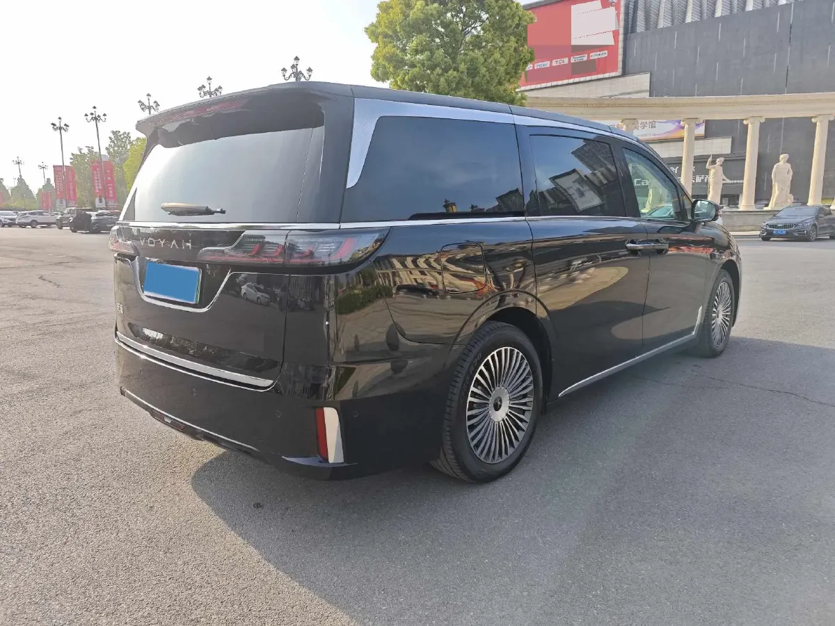 2025 Voyah Dream 1.5T 150HP L4 PHEV 41.7KWH,autocango,china used car exporter,china ev exporter,chinese used car exporter,chinese used ev exporter
