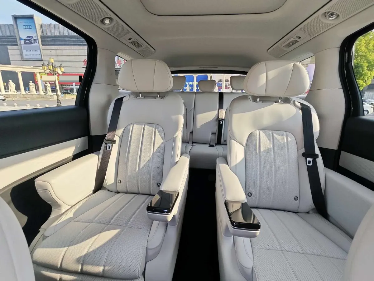 2025 Voyah Dream 1.5T 150HP L4 PHEV 41.7KWH,autocango,china used car exporter,china ev exporter,chinese used car exporter,chinese used ev exporter