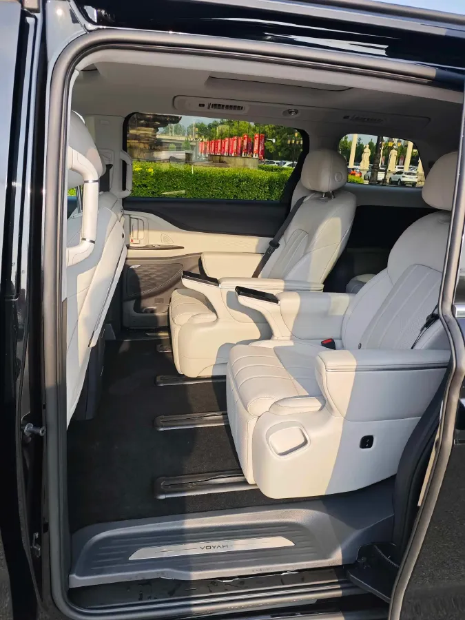 2025 Voyah Dream 1.5T 150HP L4 PHEV 41.7KWH,autocango,china used car exporter,china ev exporter,chinese used car exporter,chinese used ev exporter