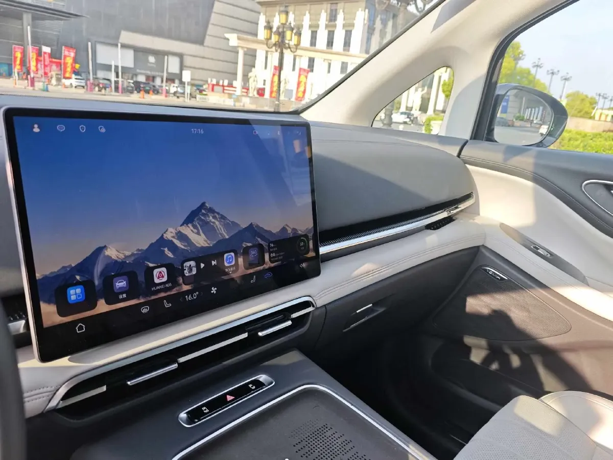 2025 Voyah Dream 1.5T 150HP L4 PHEV 41.7KWH,autocango,china used car exporter,china ev exporter,chinese used car exporter,chinese used ev exporter