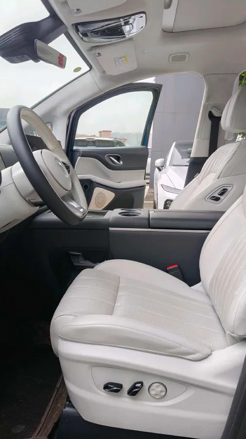 2025 Voyah Dream 1.5T 150HP L4 PHEV 41.7KWH,autocango,china used car exporter,china ev exporter,chinese used car exporter,chinese used ev exporter
