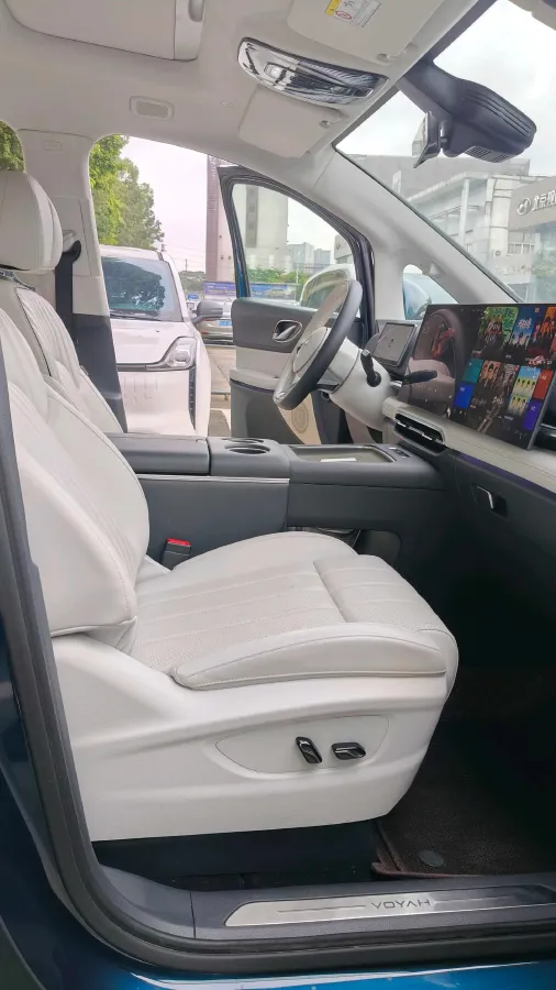 2025 Voyah Dream 1.5T 150HP L4 PHEV 41.7KWH,autocango,china used car exporter,china ev exporter,chinese used car exporter,chinese used ev exporter