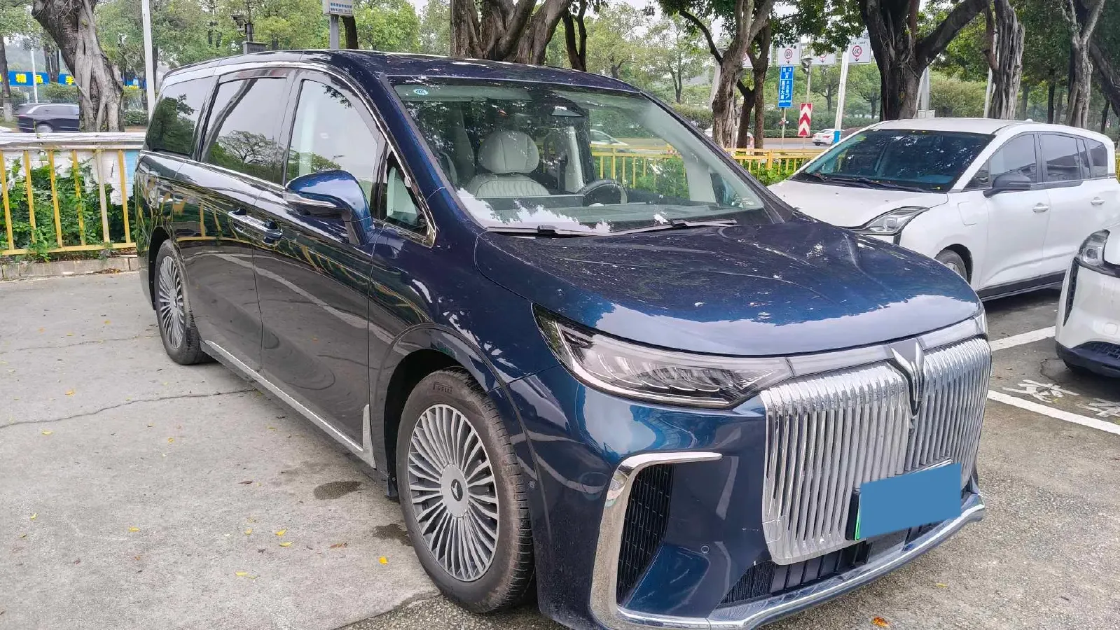 2025 Voyah Dream 1.5T 150HP L4 PHEV 41.7KWH,autocango,china used car exporter,china ev exporter,chinese used car exporter,chinese used ev exporter