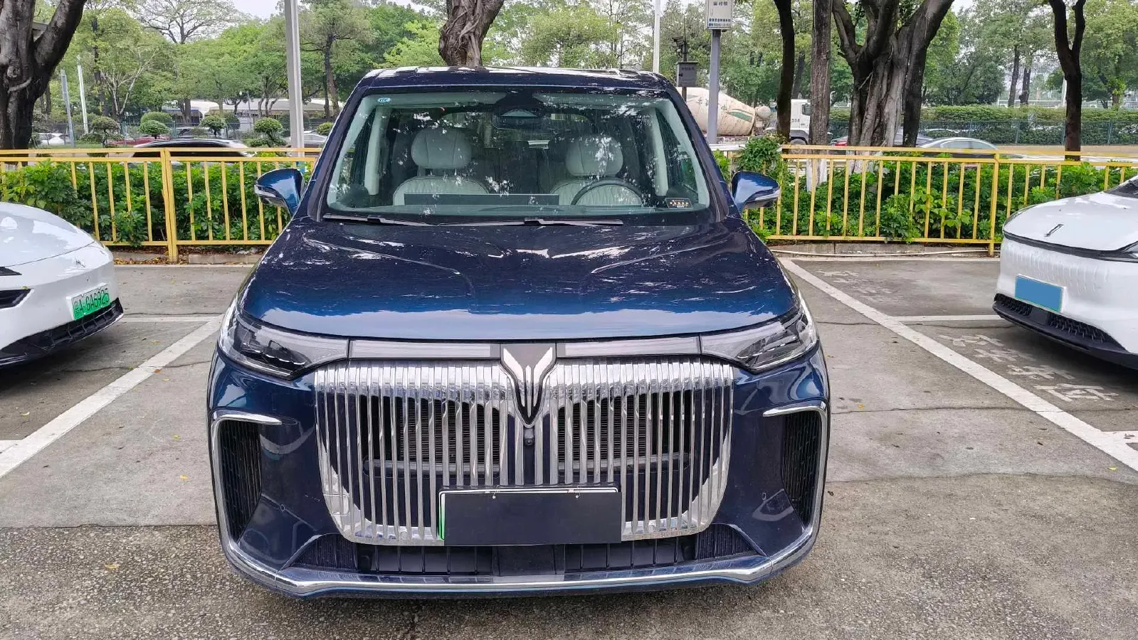 2025 Voyah Dream 1.5T 150HP L4 PHEV 41.7KWH,autocango,china used car exporter,china ev exporter,chinese used car exporter,chinese used ev exporter