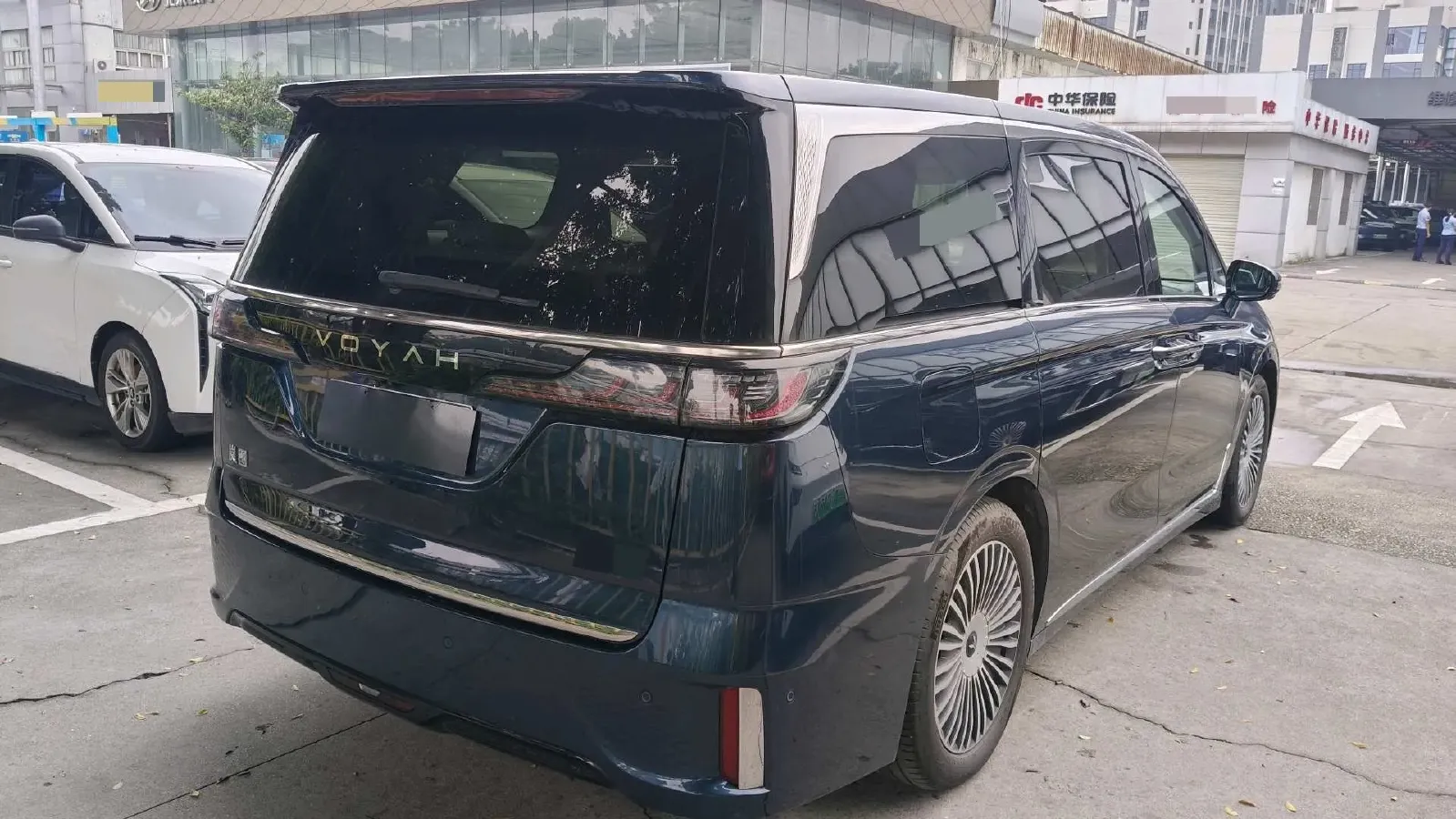 2025 Voyah Dream 1.5T 150HP L4 PHEV 41.7KWH,autocango,china used car exporter,china ev exporter,chinese used car exporter,chinese used ev exporter