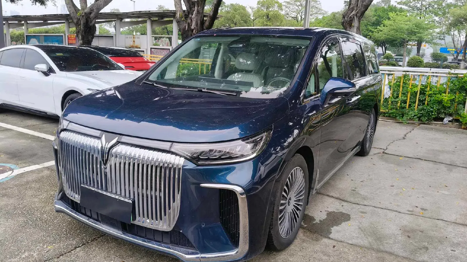 2025 Voyah Dream 1.5T 150HP L4 PHEV 41.7KWH,autocango,china used car exporter,china ev exporter,chinese used car exporter,chinese used ev exporter