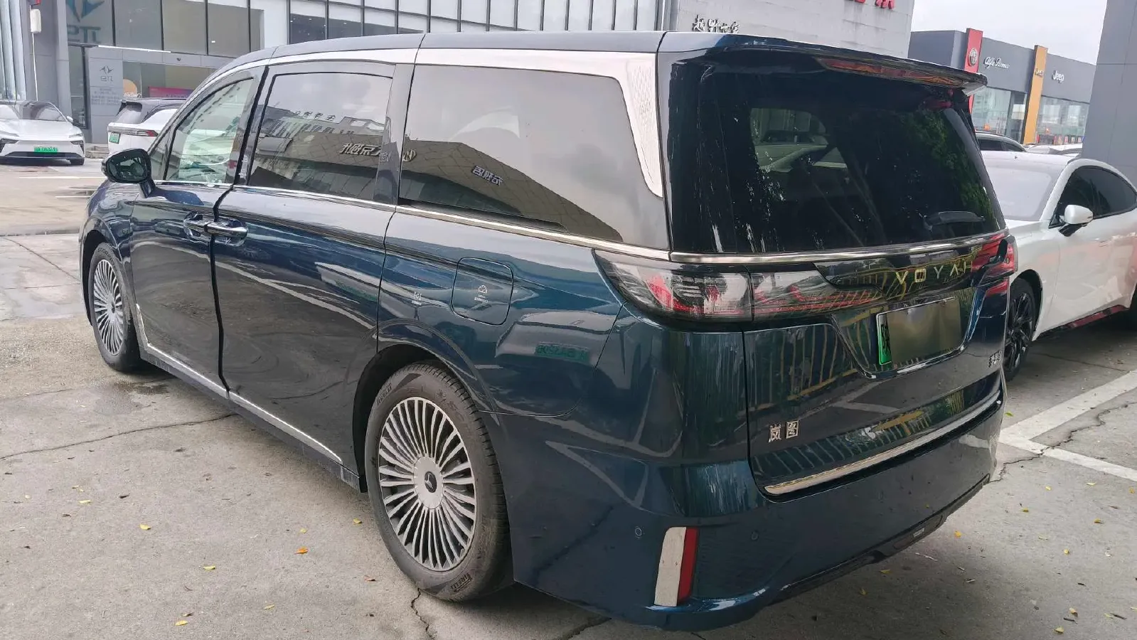 2025 Voyah Dream 1.5T 150HP L4 PHEV 41.7KWH,autocango,china used car exporter,china ev exporter,chinese used car exporter,chinese used ev exporter