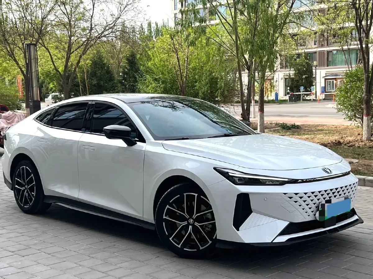 2024 ChangAn UNI-V iDD 1.5L 110HP L4 E-CVT PHEV 18.99KWH,autocango,china used car exporter,china ev exporter,chinese used car exporter,chinese used ev exporter