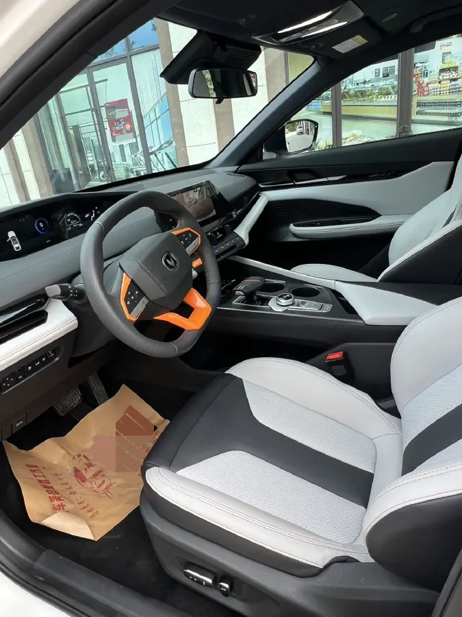 2024 ChangAn UNI-V iDD 1.5L 110HP L4 E-CVT PHEV 18.99KWH,autocango,china used car exporter,china ev exporter,chinese used car exporter,chinese used ev exporter
