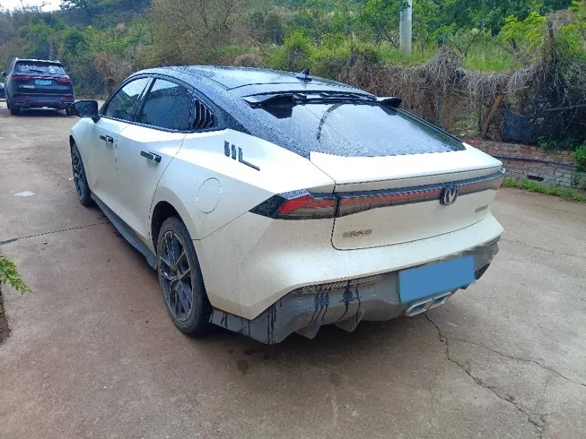2024 ChangAn UNI-V iDD 1.5L 110HP L4 E-CVT PHEV 18.99KWH,autocango,china used car exporter,china ev exporter,chinese used car exporter,chinese used ev exporter