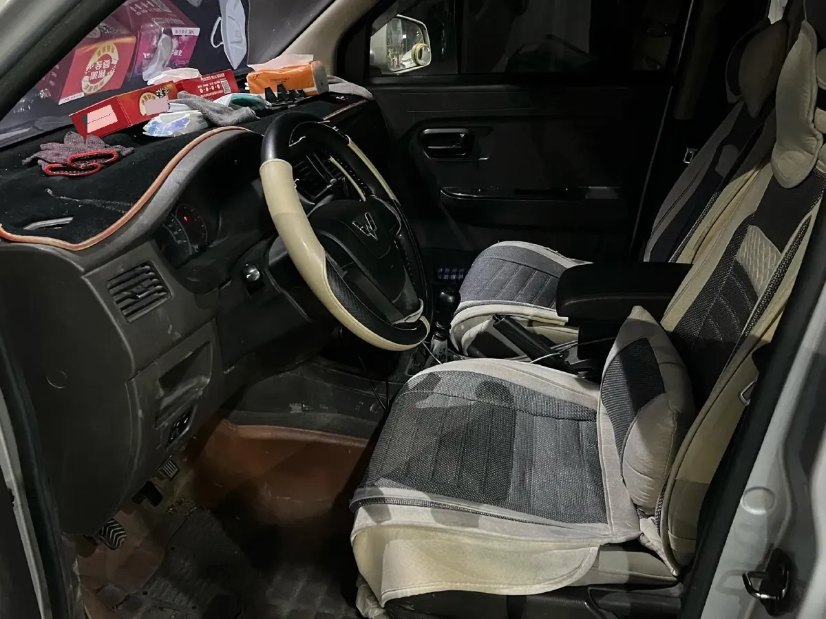 2019 WuLing RongGuang V 1.5L 99HP L4 6MT,autocango,china used car exporter,china ev exporter,chinese used car exporter,chinese used ev exporter