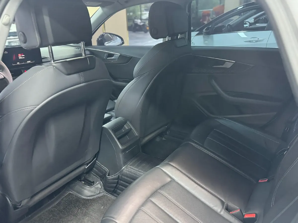 2022 Audi A4L 2.0T 190HP L4 7DCT,autocango,china used car exporter,china ev exporter,chinese used car exporter,chinese used ev exporter