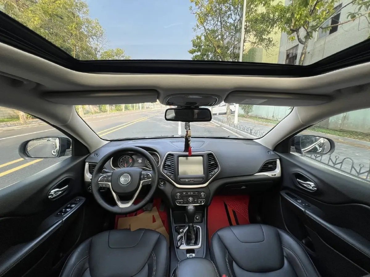 2017 Jeep Cherokee 2.0L 155HP L4 9AT,autocango,china used car exporter,china ev exporter,chinese used car exporter,chinese used ev exporter