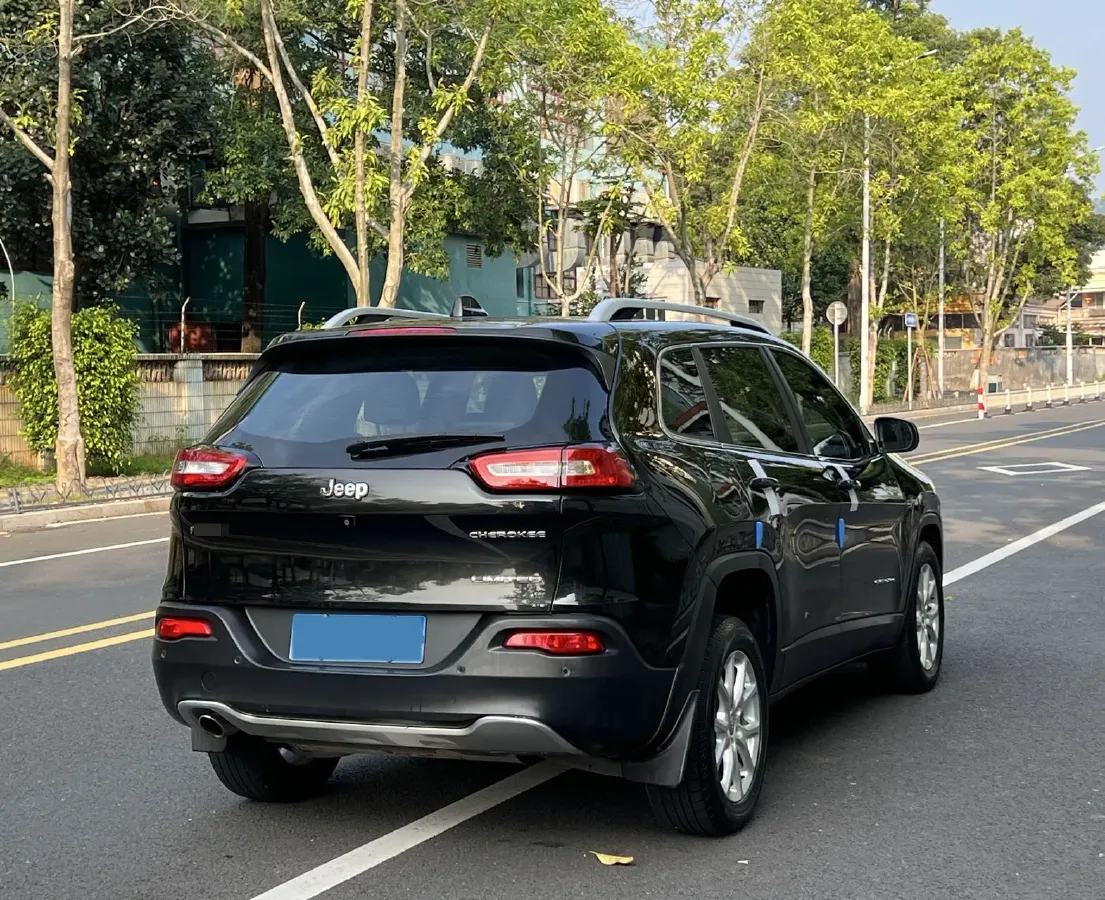2017 Jeep Cherokee 2.0L 155HP L4 9AT,autocango,china used car exporter,china ev exporter,chinese used car exporter,chinese used ev exporter
