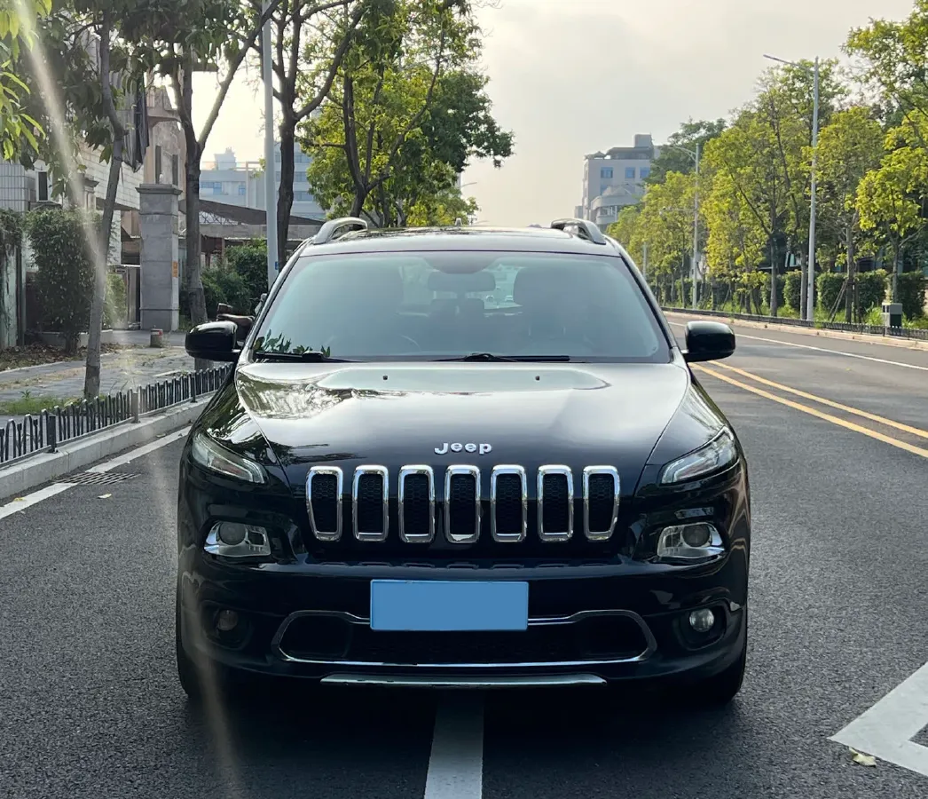 2017 Jeep Cherokee 2.0L 155HP L4 9AT,autocango,china used car exporter,china ev exporter,chinese used car exporter,chinese used ev exporter