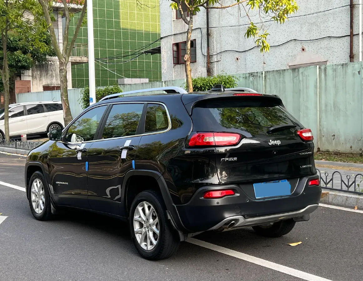 2017 Jeep Cherokee 2.0L 155HP L4 9AT,autocango,china used car exporter,china ev exporter,chinese used car exporter,chinese used ev exporter