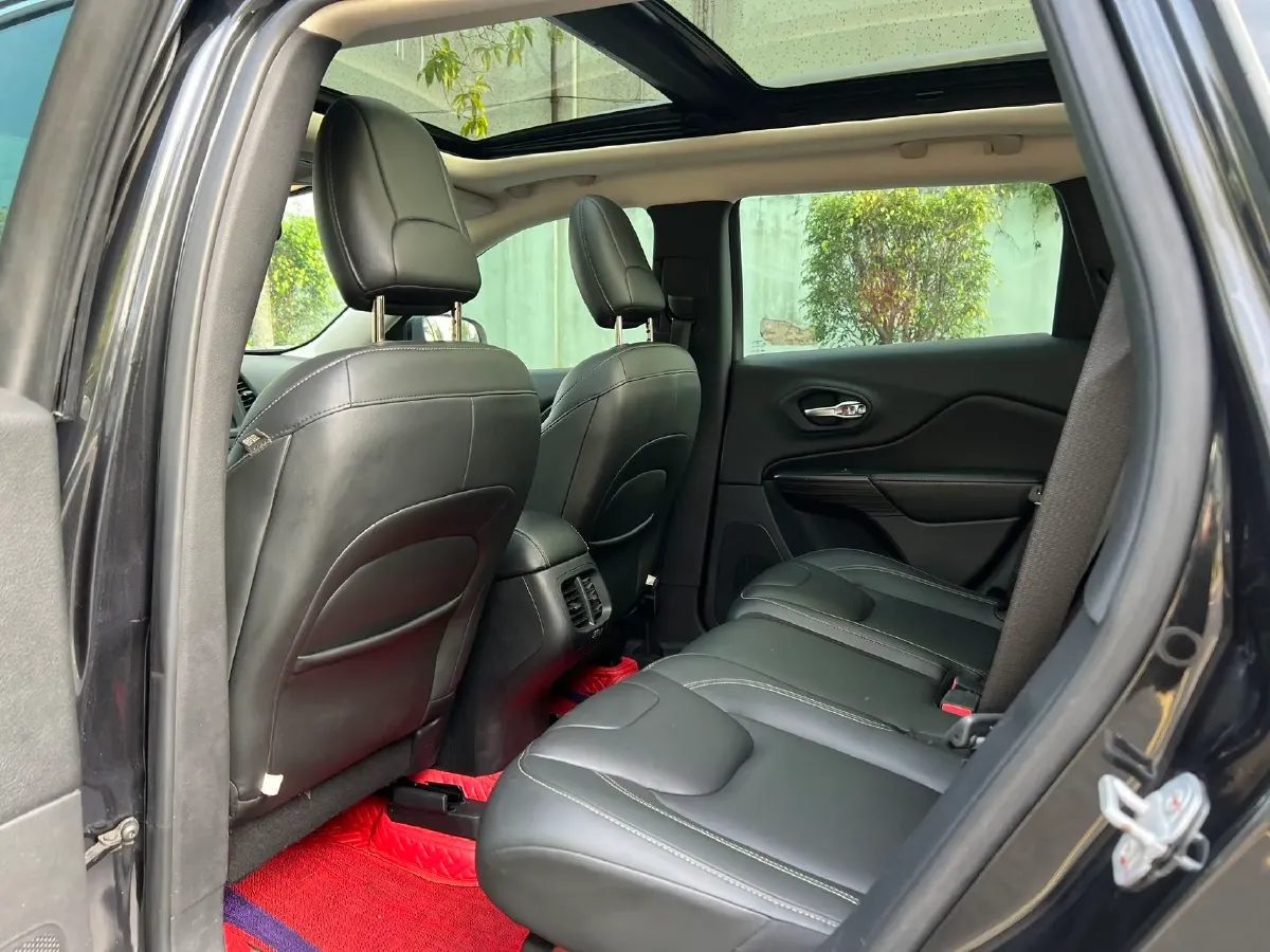 2017 Jeep Cherokee 2.0L 155HP L4 9AT,autocango,china used car exporter,china ev exporter,chinese used car exporter,chinese used ev exporter