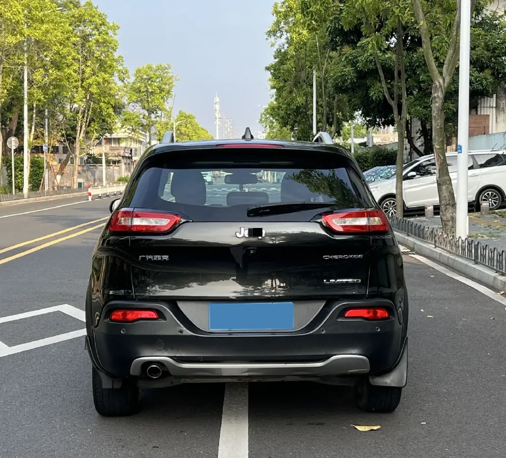 2017 Jeep Cherokee 2.0L 155HP L4 9AT,autocango,china used car exporter,china ev exporter,chinese used car exporter,chinese used ev exporter