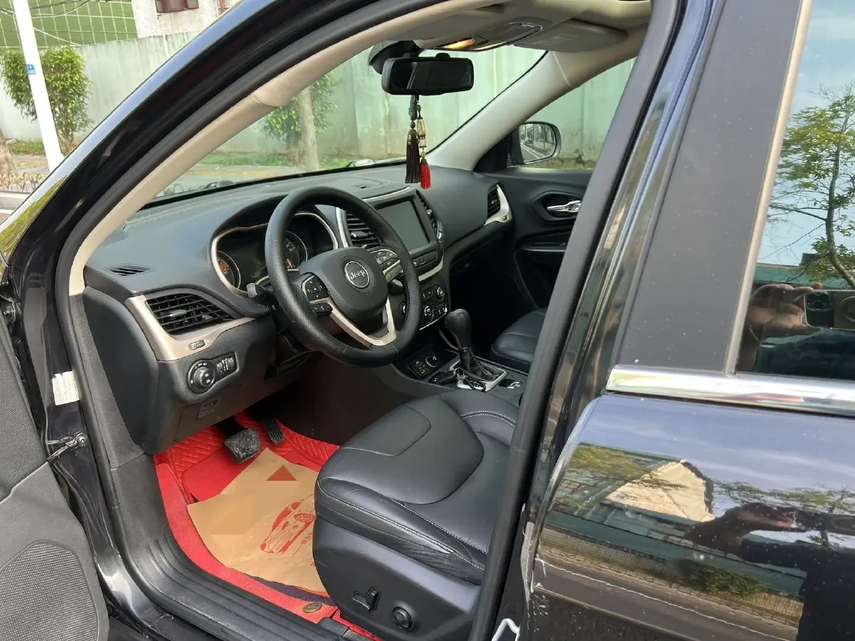 2017 Jeep Cherokee 2.0L 155HP L4 9AT,autocango,china used car exporter,china ev exporter,chinese used car exporter,chinese used ev exporter