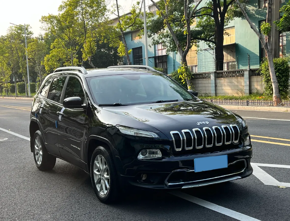 2017 Jeep Cherokee 2.0L 155HP L4 9AT,autocango,china used car exporter,china ev exporter,chinese used car exporter,chinese used ev exporter