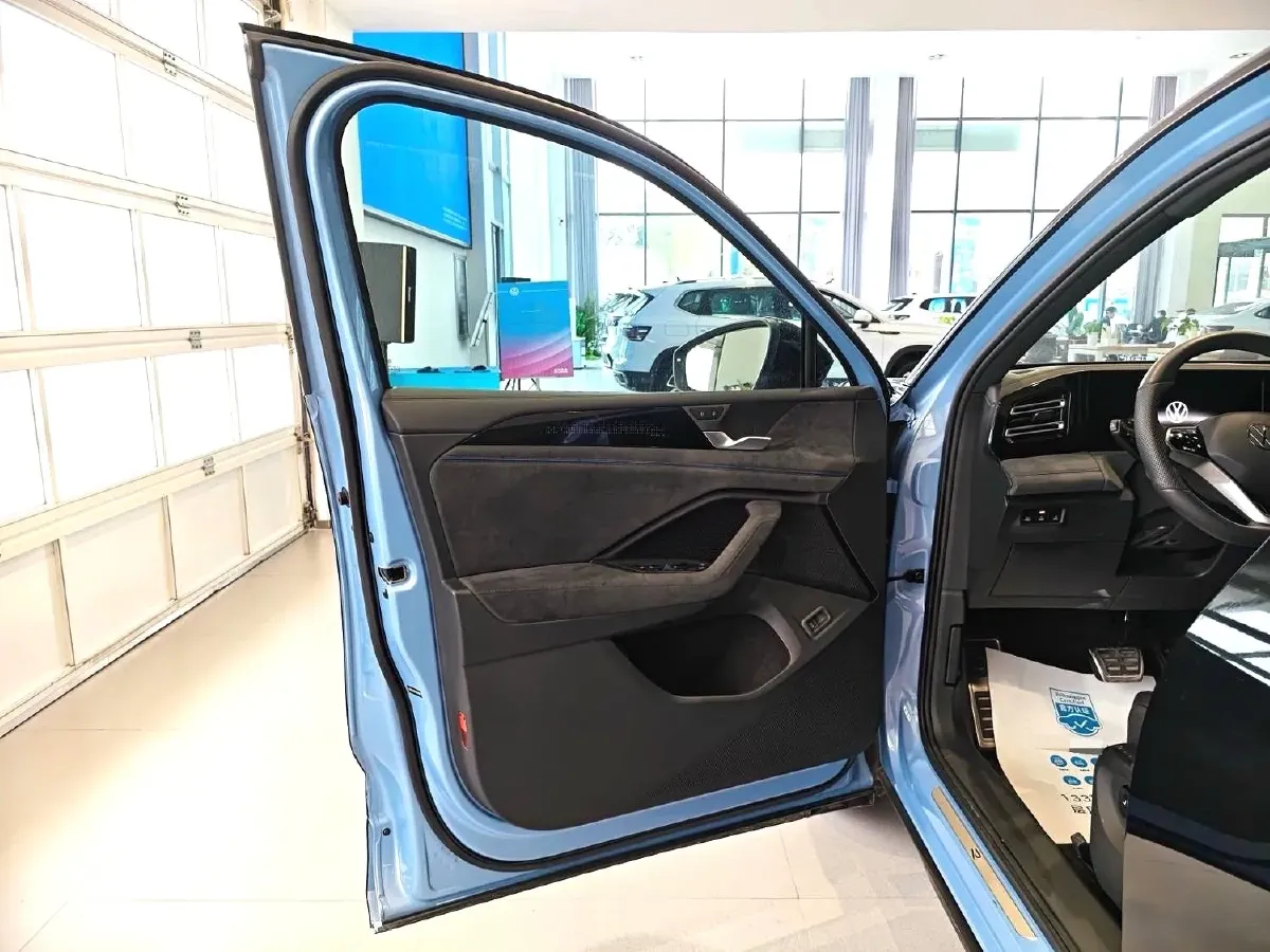 2024 Volkswagen Tiguan L 2.0T 220HP L4 7DCT,autocango,china used car exporter,china ev exporter,chinese used car exporter,chinese used ev exporter