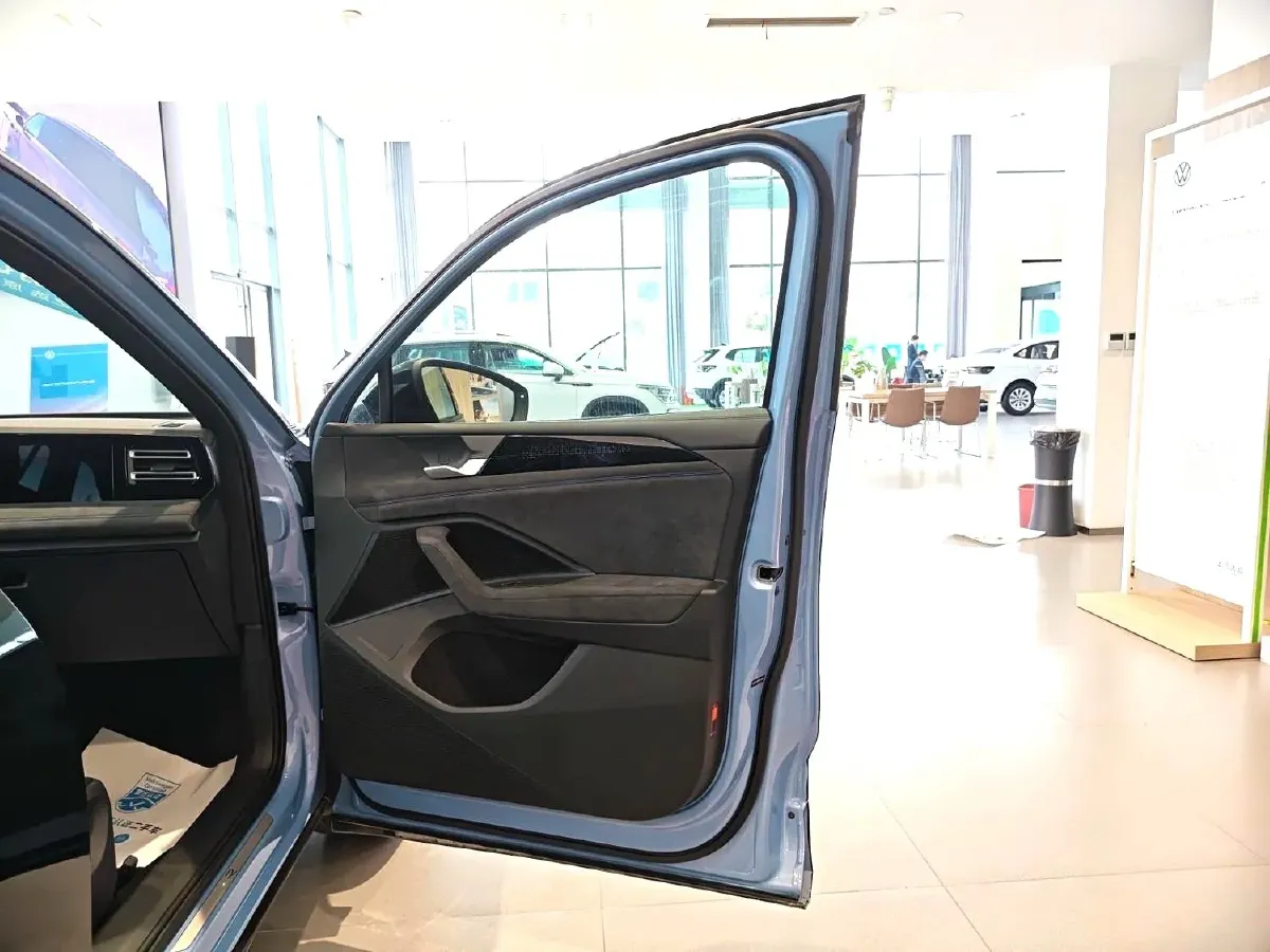 2024 Volkswagen Tiguan L 2.0T 220HP L4 7DCT,autocango,china used car exporter,china ev exporter,chinese used car exporter,chinese used ev exporter