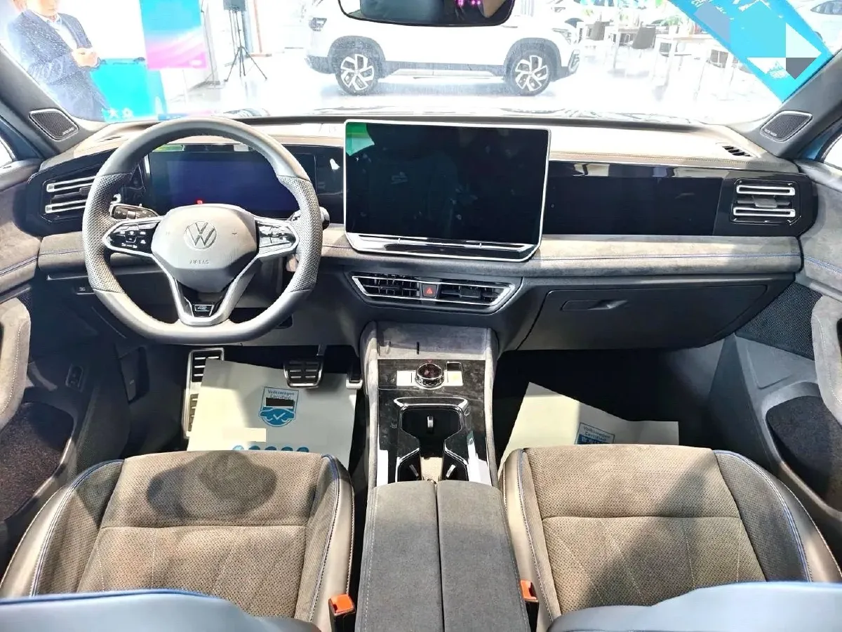 2024 Volkswagen Tiguan L 2.0T 220HP L4 7DCT,autocango,china used car exporter,china ev exporter,chinese used car exporter,chinese used ev exporter