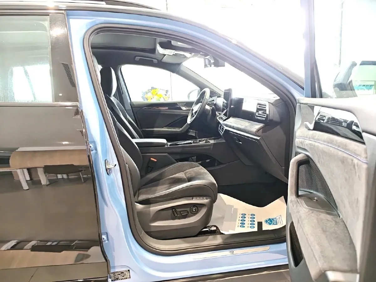 2024 Volkswagen Tiguan L 2.0T 220HP L4 7DCT,autocango,china used car exporter,china ev exporter,chinese used car exporter,chinese used ev exporter