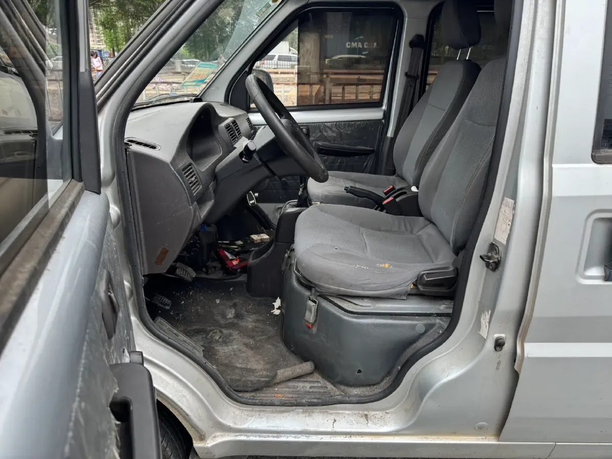 2021 WuLing RongGuang 1.5L 99HP L4 5MT,autocango,china used car exporter,china ev exporter,chinese used car exporter,chinese used ev exporter